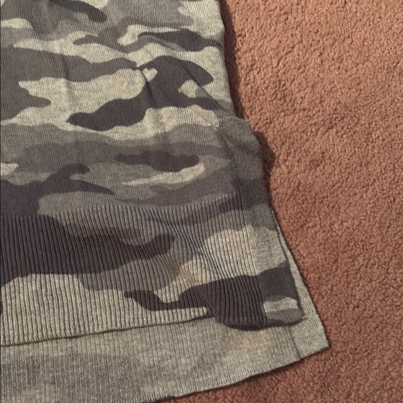 Vince Camuto Gray Camouflage V-Neck Top - Picture 5 of 7